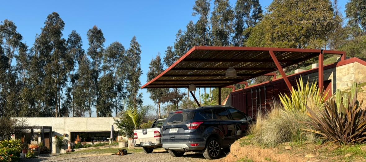 Cobertizo de estacionamiento en fierro con terminación en coligüe