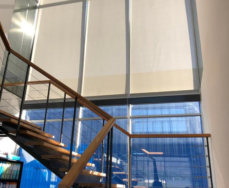 Cortinas roller a medida Abbitare en espacio de doble altura