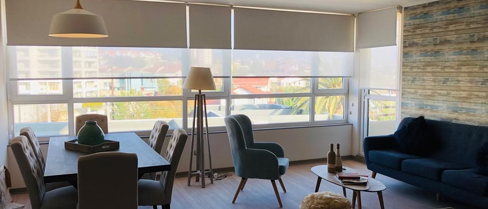 Cortinas roller Abbitare instaladas en living comedor
