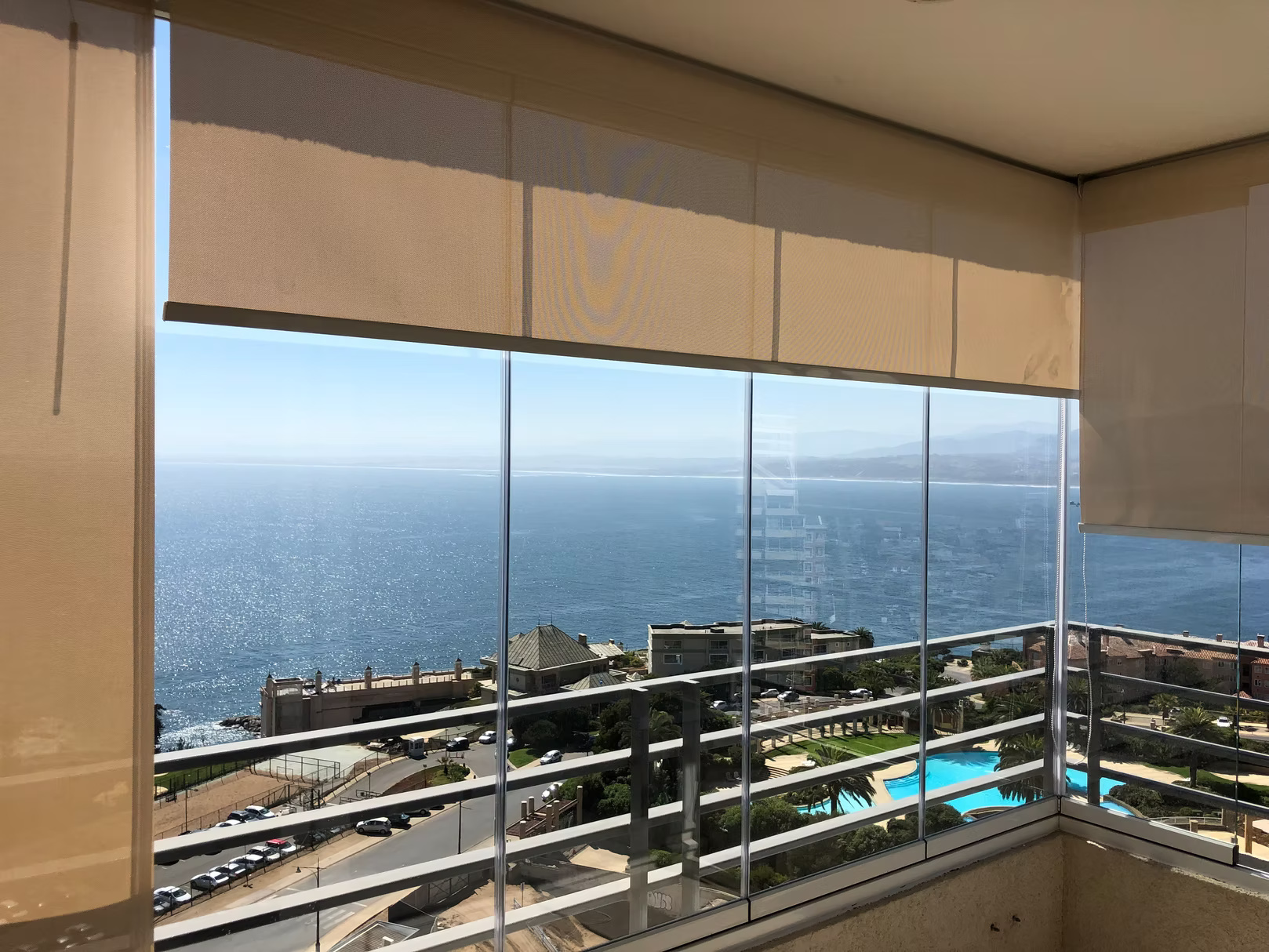 Cortinas roller screen Abbitare con vista al mar